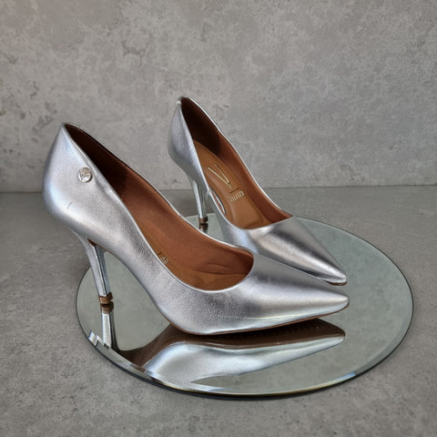 Scarpin Vizzano 1184-1501 Bico Fino Salto Alto Napa Metalizado Prateado