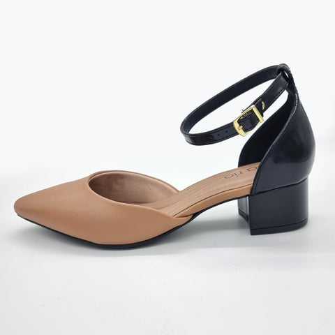 Scarpin Beira Rio 4182-204 Bico Fino com Tira no Tornozelo Caramelo/Preto