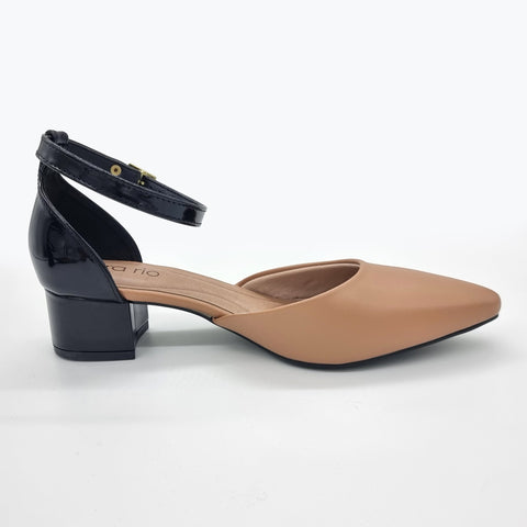 Scarpin Beira Rio 4182-204 Bico Fino com Tira no Tornozelo Caramelo/Preto